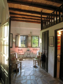 spacieuse pièce de séjour avec à droite l'entrée de la salle de bains et, à côté, la garde-robe et deux fenêtres donnant sur la vallée des Rossignols.